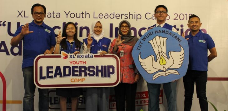 BERPOSE: Ki-ka: Head of Sales XL Axiata, Heriantoni (kiri), Kasi SMK Cabang Dinas Pendidikan Wil I Disdikbud Provinsi Jawa Tengah, Lilik Rachmawati SE M.Si (tengah), Head of Sustainability & Communication Services XL Axiata, Andy Satrio Yuddho (kanan) bersama perwakilan pelajar SMA/SMK dari Semarang, Kudus, dan Ungaran pada pembukaan XL Axiata Youth Leadership Camp (XYLC) 2019 di Ungaran, Kabupaten Semarang, Jawa Tengah (23/8).