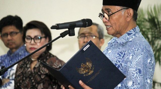 Ketua KPK Agus Rahardjo bersama Wakil Ketua KPK Basaria Pandjaitan, Alexander Marwata, dan Laode M Syarif (kiri) saat melantik pejabat struktural KPK di Jakarta, Senin (16/9/2019). 