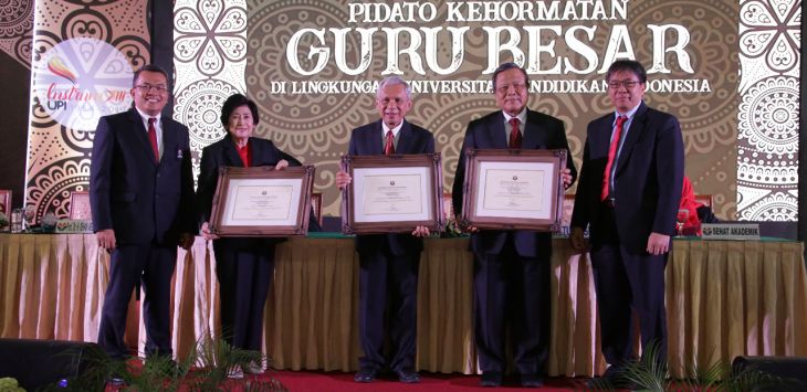 PIDATO KEHORMATAN; Tiga Guru Besar Universitas Pendidikan Indonesia (UPI) Bandung foto bersama usai sampaikan pidato kehormatan jelang masa purnabakti, di Gedung Achmad Sanusi, Kampus UPI Jalan Dr Setiabudhi, Kamis (17/10). 