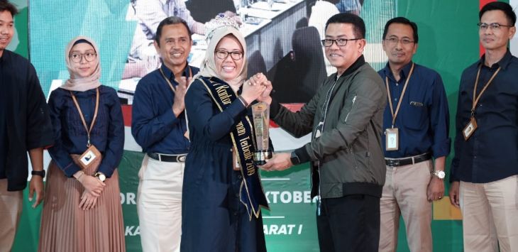 Kakanwil DJP Jabar I Neilmaldrin Noor memberikan penghargaan kepada KPP Terbaik 2029 di Gedung Keuangan Negara, Kota Bandung Selasa (15/10). (humas DJP Jabar I)