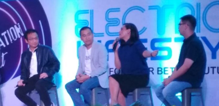 Dari kiri ke kanan, Senior EVP Business dan Pelayanan Pelanggan PT PLN (Persero) Yuddy Setyo Wicaksono ; Co-founder CRP Hendra Noviyanto ;  brand ambassador PLN  Sha Ine Febriyanti ; Marketing Viar Motor dan Vrent Christian