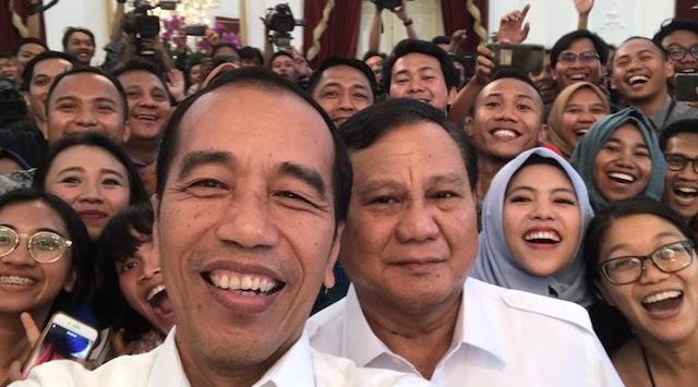 Presiden Joko Widodo (Jokowi) tampak mesra dengan Ketua Umum Partai Gerindra Prabowo Subianto (Istimewa)