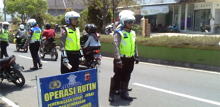 OPERASI : Sejumlah Petugas Kepolisian memeriksa kelengkapan pengemudi kendaraan bermotor yang melintasi jalur Soreang Kabupaten Bandung, Senin (28/10). (FOTO:FIKRIYA ZULFAH/RADAR BANDUNG)