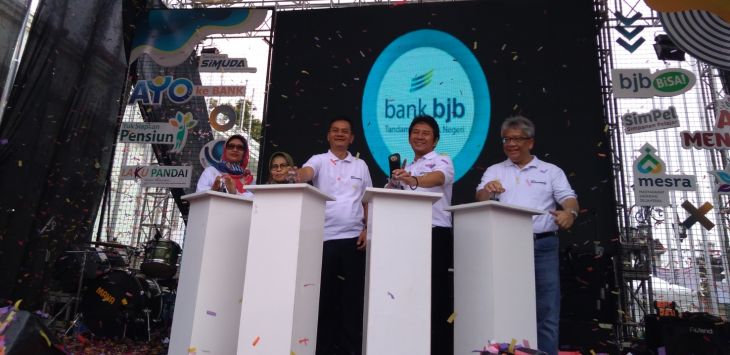 LITERASI KEUANGAN : Direktur Utama bank bjb Yuddy Renaldi saat membuka Festival Literasi Keuangan 2019 di Cikapundung River Spot, Kota Bandung, Sabtu (26/10).