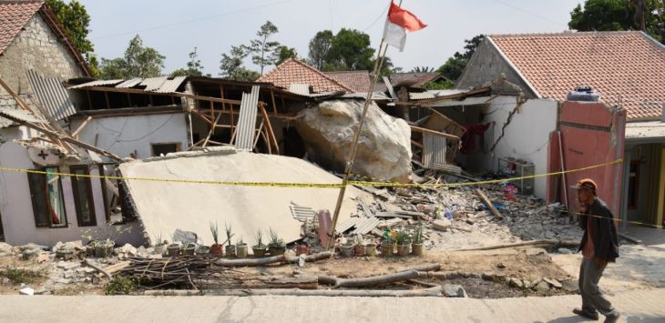 Penampakan rumah yang hancur akibat dihantam batu yang berasal dari tambang batu di Purwakarta pada Selasa (8/10/2019).