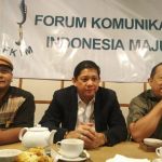 Ketua Umum Forum Komunikasi Indonesia Maju (FKIM), MQ, Iswara (tengah) menanggapi insiden penyerangan terhadap Menkpolhukam, Wiranto. (ist)