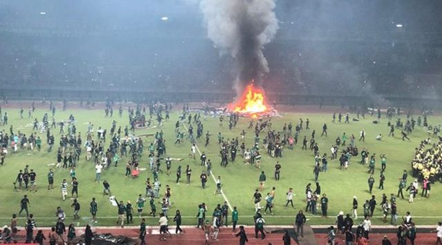 Suasana di Gelora Bung Tomo, Surabaya, setelah kekalahan Persebaya 2-3 oleh PSS. (ANGGER BONDAN/JAWA POS)