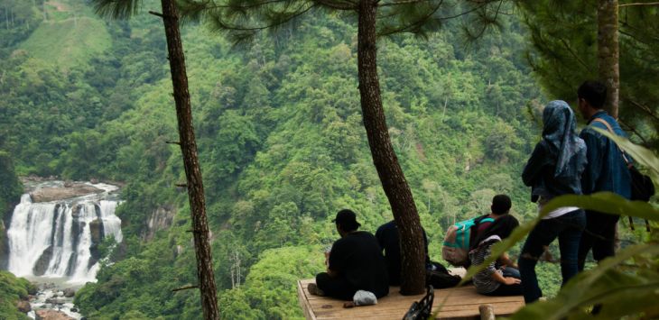 MENIKMATI : Pengunjung menikmati pemandangan Curug Malela, Kecamatan Rongga, KBB. IST