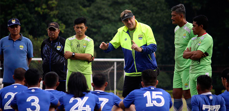 BERI ARAHAN: Pelatih Persib, Robert Rene Albert bersama jajaran pelatih lain saat memberi arahan strategi permainan ketika sesi latihan, beberapa waktu lalu. (FOTO:IST)