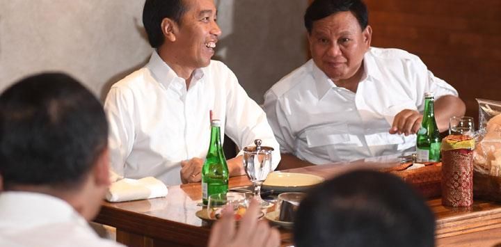 Presiden Joko Widodo atau Jokowi (kiri) berbincang dengan Ketua Umum Partai Gerindra Prabowo Subianto (kanan) saat pertemuan di FX Senayan, Jakarta.