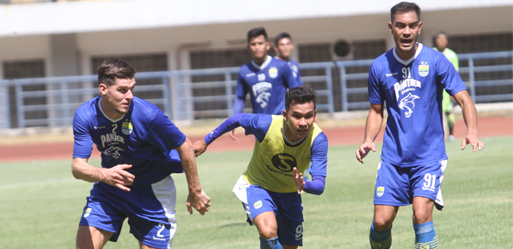 LATIHAN: Skuat Maung Bandung menjalani serangkaian latihan game internal di Stadion Gelora Bandung Lautan Api (GBLA), Gedebage, Kota Bandung, beberapa waktu lalu.
