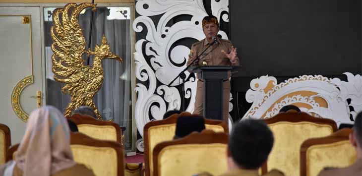 PILKADA : Susasana Rapat Evaluasi Pilkades Setentak. 2019 di Rumah Jabatan Bupati di Kecamatan Soreang, Kabupaten Bandung. (Foto:FIKRIYA ZULFAH/RADAR BANDUNG)