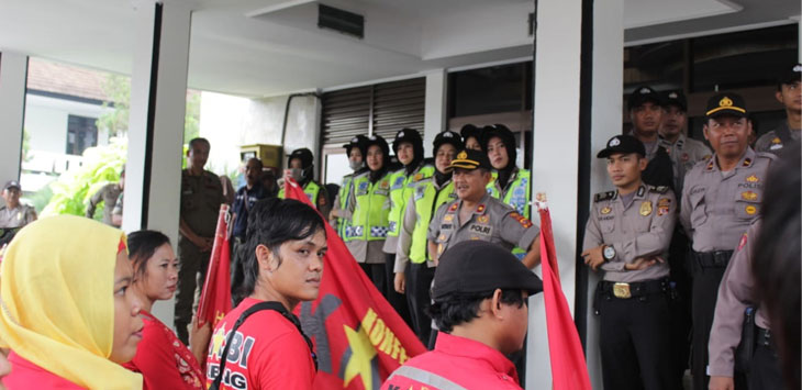 AKSI : Para buruh dari berbagai organisasi menggelar demonstrasi di depan Gedung DPRD Kabupaten Subang ,Rabu (6/11). (FOTO:M. ANWAR/RADAR BANDUNG)