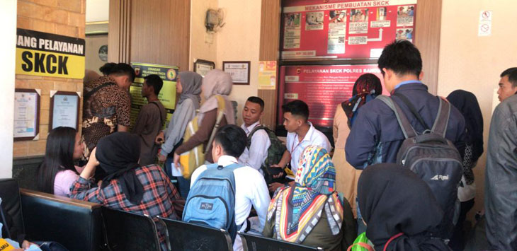 ANTREAN : Suasana antrean masyarakat membuat Surat Keterangan Catatan Kepolisian (SKCK) di Polres Bandung, Kabupaten Bandung, Rabu (6/11).(FOTO:FIKRIYA ZULFAH/RADAR BANDUNG)