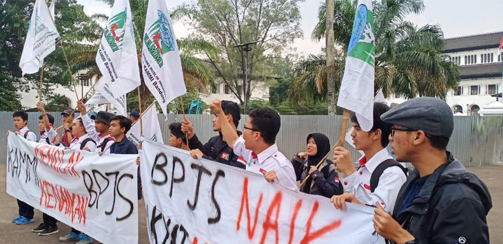 AKSI: Mahasiswa Kesatuan Aksi Mahasiswa Muslim Indonesia (KAMMI) saat menggelar unjuk rasa di depan halaman Gedung Sate, Kota Bandung, Jalan Diponegoro, Kota Bandung, Selasa (5/11).
 (FOTO:ERIS/ RADAR BANDUNG)