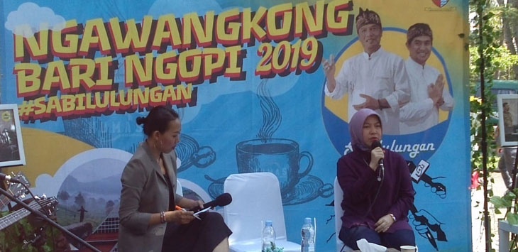 TALKSHOW : Kepala Dinas Perpustakaan dan Arsip (Dispusip) Kabupaten Bandung, As As Masitoh, saat berbincang di acara Ngawangkong Bari Ngopi di Komplek Pemerintah Daerah Kabupaten Bandung, Jumat (15/11/2019).
(FOTO:FIKRIYA ZULFAH/RADAR BANDUNG)