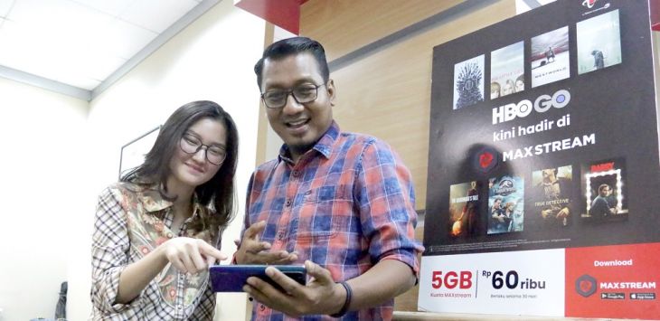 GM Customer Sales Region Jawa Barat Telkomsel, Mulya Budiman (kanan) saat mengenalkan layanan video HBO GO di aplikasi MAXstream kepada pelanggan. (Humas Telkomsel Jabar)