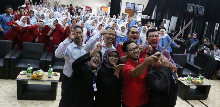 Manager Branch Bandung Telkomsel Fachrul Rizzal (Tengah), bersama Kepala Sekola SMKN 1 Bandung Dra Nani Sri Iriyani (Dua dari kiri) dan jajaran pengurus dan guru di SMKN 1 Bandung saat gelaran IndonesiaNEXT berlangsung (19/11). Lebih dari 200 siswa SMKN 1 Bandung yang hadir mengikuti seminar inspiratif mengenai “digital leadership” di gelaran IndonesiaNEXT Telkomsel.