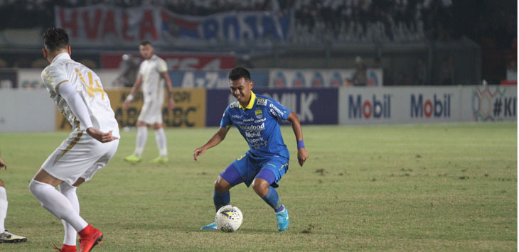 GEOL: Gelandang Persib Bandung Abdul Azis mengolah bola dihadapan pemain PSS Sleman beberapa waktu lalu di stadion Si Jalak Harupat, Kabupaten Bandung.(FOTO:Taopik Hidayat/Radar Bandung)