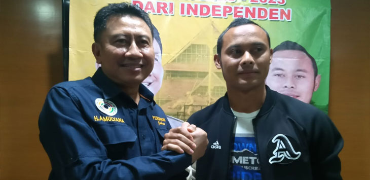 Pengusaha, A. Mulayana (kiri) dan mantan pemain Persib Bandung, Atep berpose salam komando. Mereka optimistis bisa maju dalam Pilkada Kabupaten Bandung tahun 2020. (Fikriya Zulfah/RADAR BANDUNG)