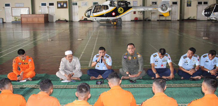 BERDOA : Doa bersama dalam acara selamatan bina terbang Siswa Sekbang terpadu Angkatan 97, di Skadron Udara 7, Lanud Suryadarma Kalijati Subang, Senin (4/11).(FOTO:M. ANWAR/RADAR BANDUNG)