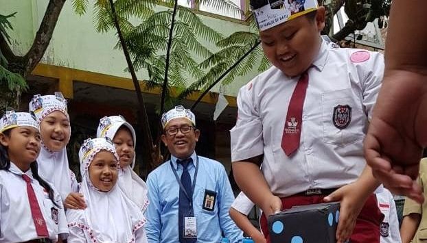 Kakanwil DJP Jabar I, Neilmaldrin Noor di tengah para siswa SDN Ngaglik 02 Kota Batu, Jatim, (Senin, 4/11), saat program Kemenkeu Mengajar 4.