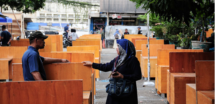 LAPAK: Pedagang mulai menempati lapak sementara di Pasar Kosambi, Kota Bandung, Senin (27/5). Kurang lebih sebanyak 300 pedagang mulai menempati lapak sementara pasca kebakran yang membakar sebagian Pasar Kosambi.
(FOTO:TAOFIK ACHMAD HIDAYAT/RADAR BANDUNG)