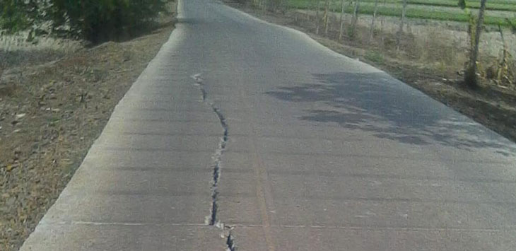 TRETAK : Jalan rijit penghubung antara Desa Tanjung Kecamatan Cipunagara dengan Desa Sumurbarang Kecamatan Cibogo, saat ini sudah retak.
(M.ANWAR/RADAR BANDUNG)