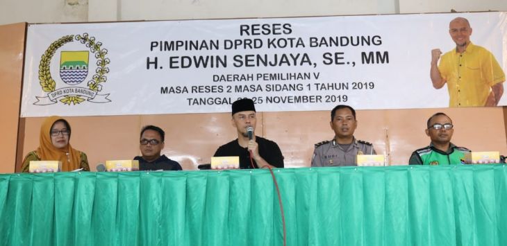 Anggota DPRD Kota Bandung dari Fraksi Golkar Edwin Senjaya pegang mike saat reses di Dapil 5 Kota Bandung.