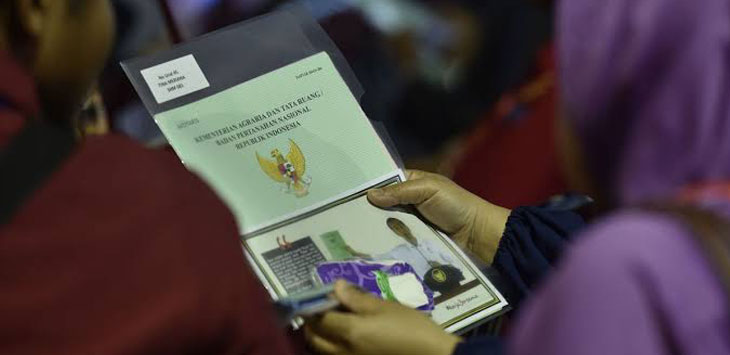 SERTIFIKAT: Warga sedang mengurus sertifikasi tanah. Hingga November 2019, sertifikasi tanah di Jabar masih berada di angka 48 persen. Priangan Timur menjadi daerah yang masih rendah.
(FOTO:IST)