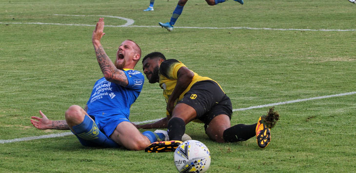 BEREBUT: Penyerang Persib Bandung Kevin Van Kippersluis saat berebut bola dengan pemain Barito Putra dalam pertandingan Liga 1 Indonesia di Stadion Si Jalak Harupat, Soreang, Kabupaten Bandung, Minggu (24/11/2019).
(FOTO:Taopik Hidayat/Radar Bandung)