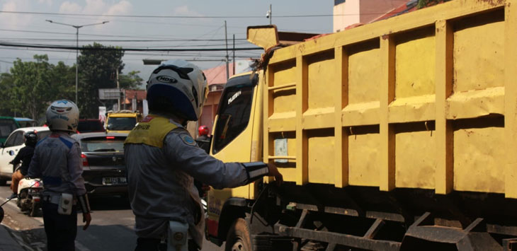 MENGATUR : Petugas dari Dinas Perhubungan (Dishub) Pemkab Bandung mengatur lalu lintas di Jalan Terusan Al-Fathu menuju Persimpangan Gading, Kecamatan Soreang, Rabu (13/11/2019).
(FOTO:FIKRIYA ZULFAH/RADAR BANDUNG)