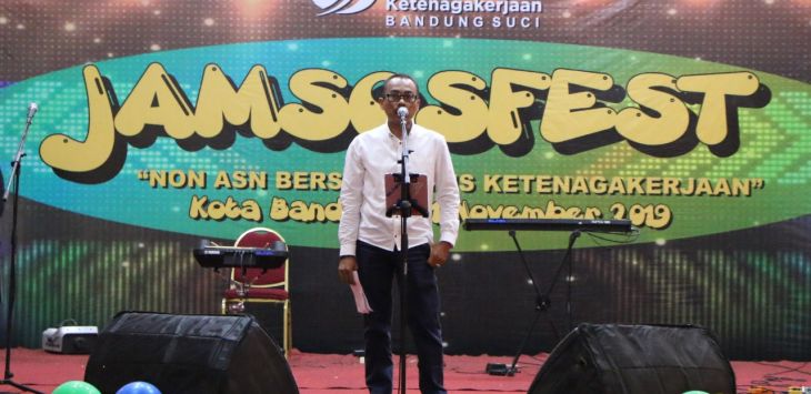 MENERANGKAN: Kepala BPJS Ketenagakerjaan Kantor Cabang Bandung Suci memberikan sambutan pada acara Jaminan Sosial Ketenagakerjaan Festival  non ASN di Bandung, Kamis (21/11).