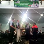 JUARA UMUM : Wakil Menteri Agama Zainut Tauhid Saadi menyerahkan Piala Bergilir Pospenas kepada perwakilan Provinsi Jawa Barat, Jumat (29/11).