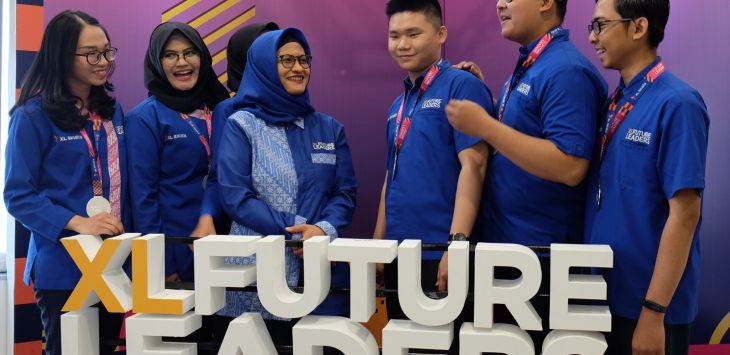 Presiden Direktur XL Axiata, Dian Siswarini bersama dengan siswa-siswi XL Future Leaders angkatan ke-6 dalam acara Kelulusan XL Future Leaders angkatan ke-6 dan National Conference XL Future 2019 di Jakarta, Minggu (17/11).