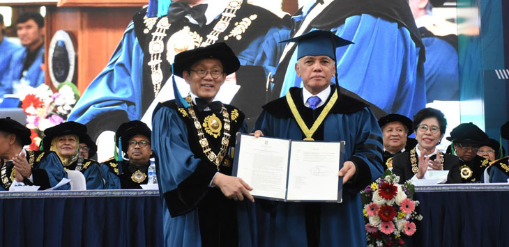 GELAR KEHORMATAN: Hatta Rajasa menerima gelar doktor kehormatan (doktor honoris causa) dari ITB, di Aula Barat ITB, Jalan Ganeca, Kota Bandung, Senin (25/11/2019). 