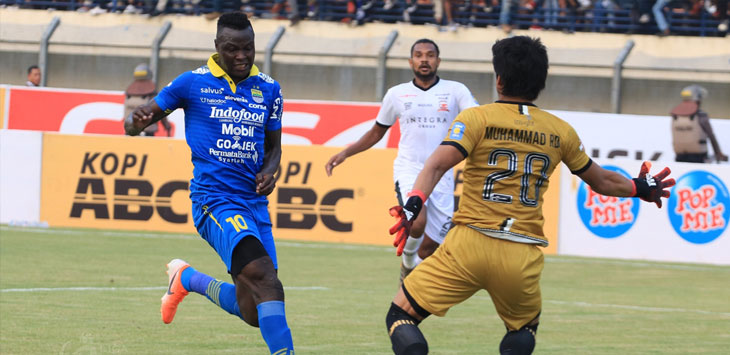 ABSEN: Striker Persib Bandung Ezechiel Nduoassel saat mencoba mencetak gol ke gawang lawan.
