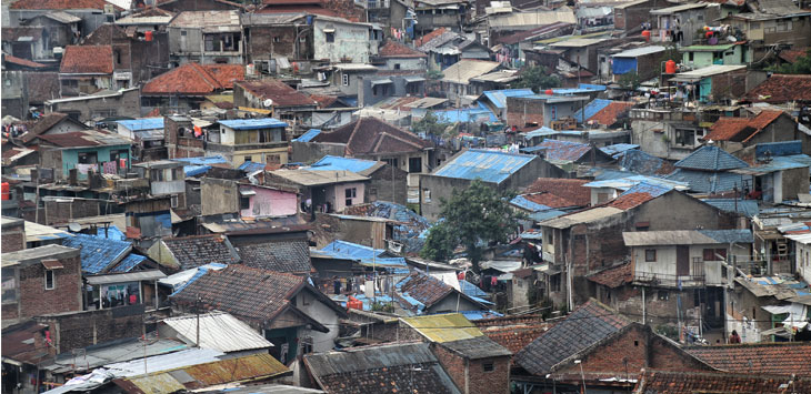 PADAT PENDUDUK: Suasana permukiman padat penduduk di kawasan Cihamplas, Kota Bandung, Senin (4/11). (FOTO:TAOFIK ACHMAD HIDAYAT/RADAR BANDUNG )