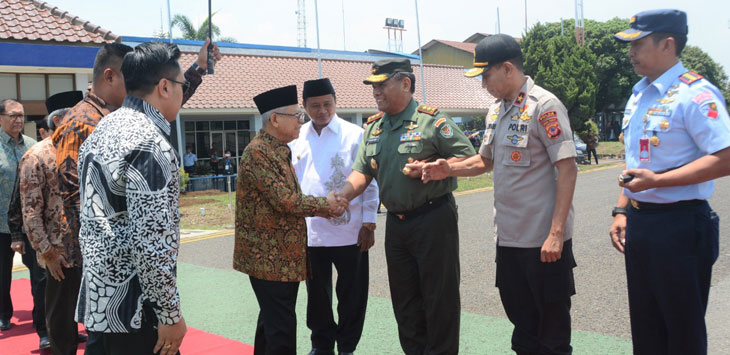MENYAMBUT : Pangdam III/Siliwangi Mayjen TNI Nugroho Budi Wiryanto, S.IP, M.M, QIA., menyambut kedatangan Wakil Presiden RI Prof. Dr. KH. Ma'ruf Amin di Bandara Lanud Husein Sastranegara. (FOTO:PENDAM III/SLW)