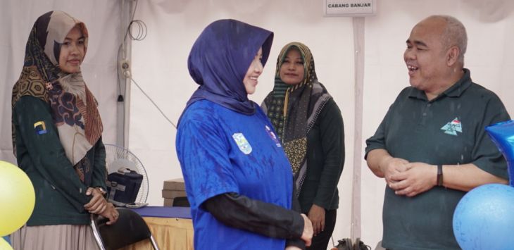 Walikota Banjar, Ade Uu Sukaesih (ke dua dari kiri) saat mengunjungi stand Kantor Pajak Cabang Banjar.