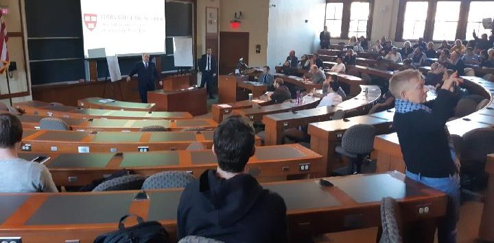 100 lebih mahasiswa Harvard University, walk out saat kuliah umum Konjen Israel untuk New York Dani Dayan di Harvard Law School, 13 November 2019.[Twitter Alexandra Halab/@iskandrah]