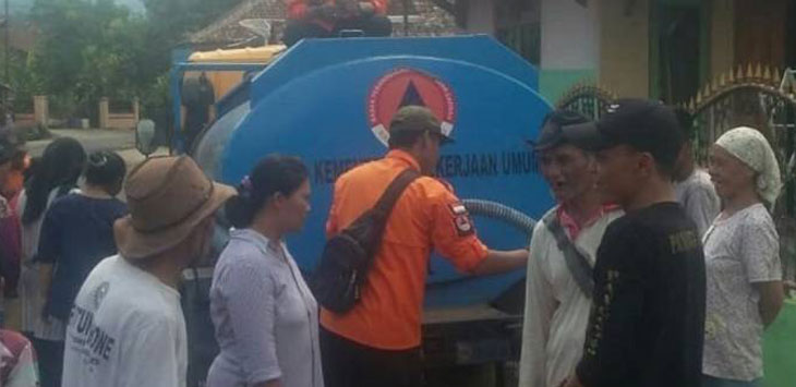 KEKERINGAN : Warga antre air bersih kiriman pemerintah, di Desa Sindangsari, Kecamatan Kasomalang.