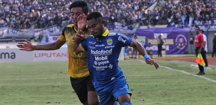 BEREBUT: Penyerang Persib Bandung Kevin Van Kippersluis berebut bola dengan pemain Barito Putra dalam pertandingan Liga 1 Indonesia di Stadion Si Jalak Harupat, Soreang, Kabupaten Bandung, Minggu (24/11/2019).
(FOTO:TAOFIK ACHMAD HIDAYAT/RADAR BANDUNG)