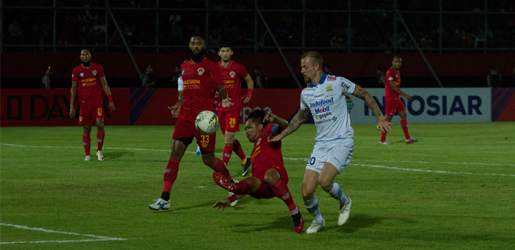 DUEL: Pemain Persib Bandung Kevin van Kipersluis dihadang pemain Kalteng Putra Gede Sukadana dalam lanjutan Liga 1 2019.
(FOTO:Denar/Kalteng Post)