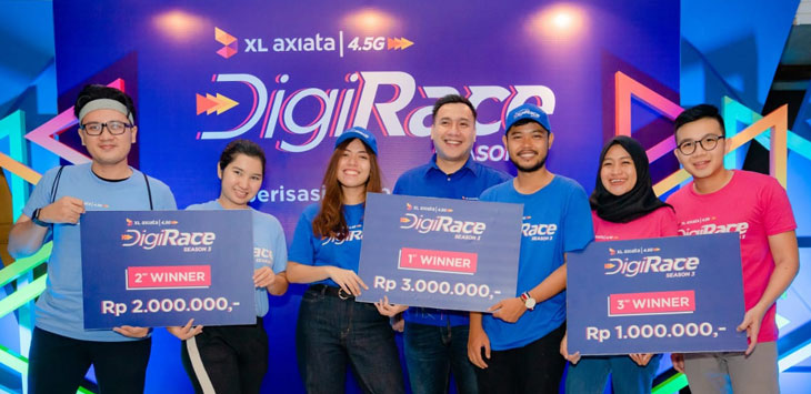 PARA PEMENANG: Yuda Pranata, perwakilan XL Axiata (tengah) bersama para pemenang Kompetisi Digi Race Semarang 2019 melibatkan 10 penggiat media sosial yang diadakan di Kota Semarang, Sabtu, (9/11/2019).