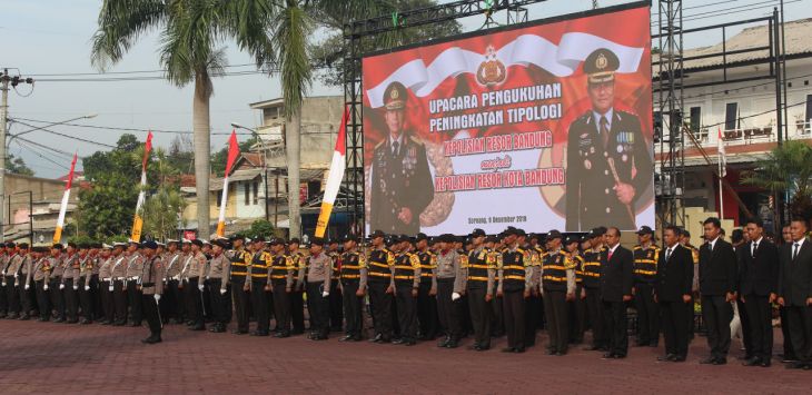 UPACARA : Upacara pengukuhan Polres Bandung menjadi Polresta Bandung di halaman Mapolresta Bandung, Soreang, Kabupaten Bandung, Senin (9/12/2019).