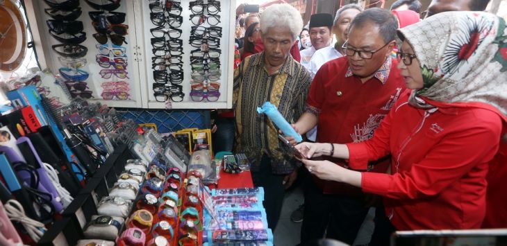 Vice President Consumer Sales Area Jabotabek Jabar Telkomsel Tuty Rahma Afriza bersama Walikota Bandung H. Oded Muhammad Danial dan Wakil Walikota Bandung Yana Mulyana saat meninjau kios-kios baru pedagang Pasar Cicadas, Kota Bandung, Jumat (20/12).