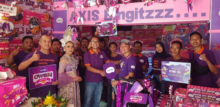 Head of Sales Bandung XL Axiata, Arif Farhan Budiyanto (tengah) menyerahkan hadiah secara langsung kepada mitra outlet Reino Cell dan Nagamas Sutami di Bandung, Kamis (12/12).