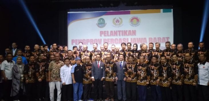 Ketua Percasi Jabar Deni Nurdyana bersama para pengurus masa bhakti 2019 - 2023 berfoto bersama seusai dilantik oleh Sekjen PB Percasi  Hendry Hendratno.