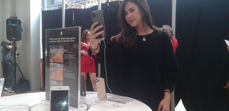 Salah seorang influencer tengah mengamati fitur-fitur  iPhone 11 di E-Store, Paris Van Java, Kota Bandung, Jumat (6/12).
